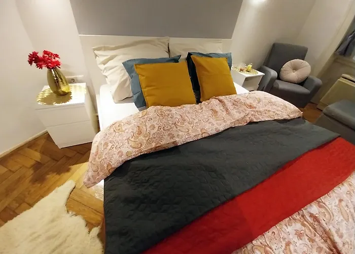 King Bed & Cozy Lighting, Free Wifi In Budapest