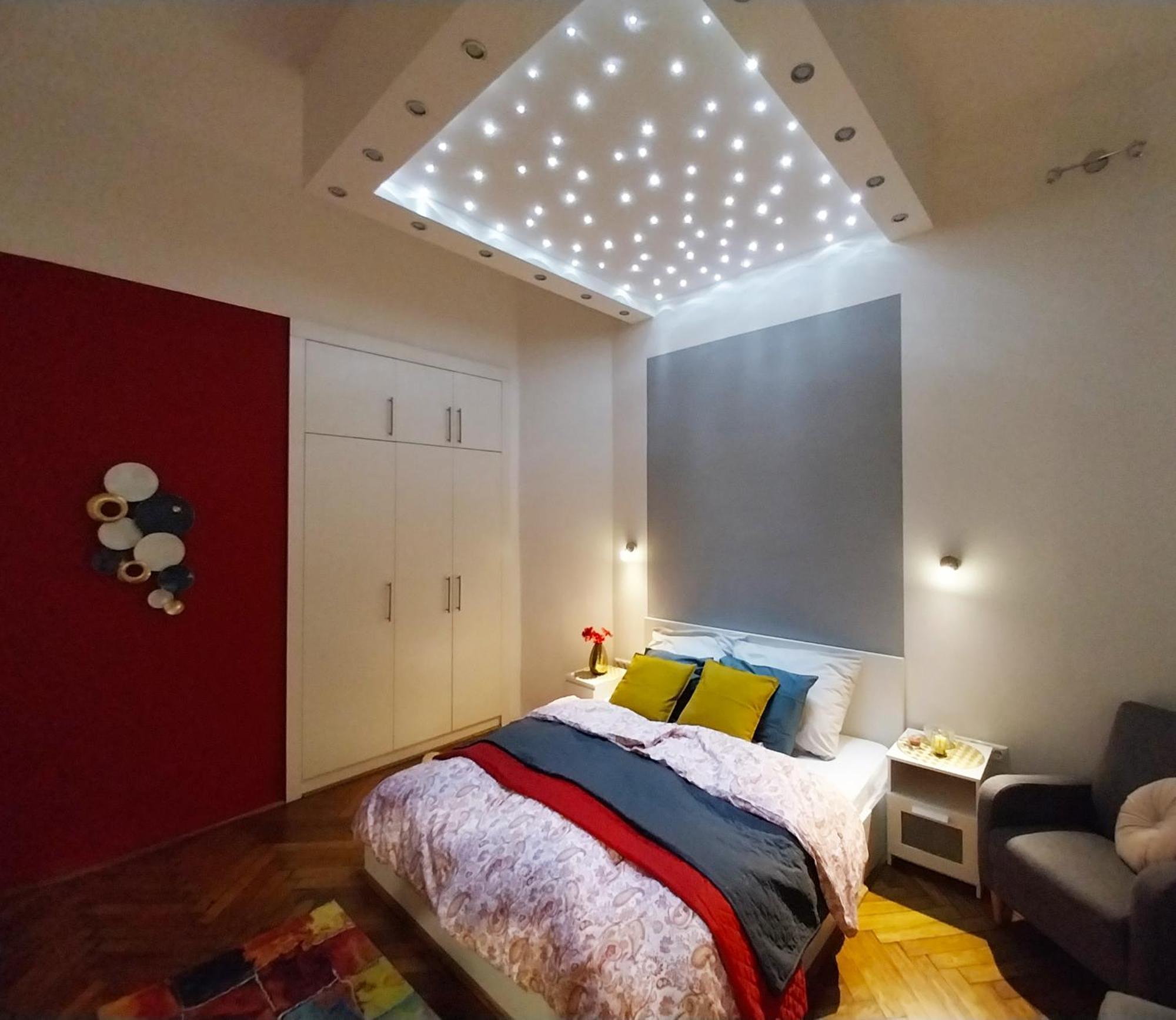 Apartman King Bed And Magical Lights In The Center