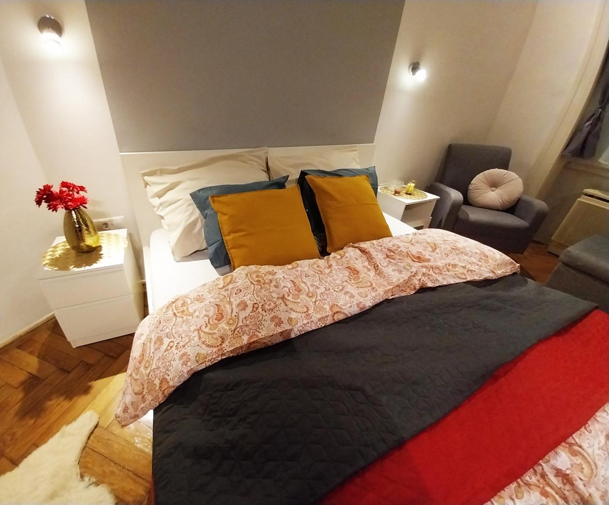 King Bed And Magical Lights In The Center Apartman *