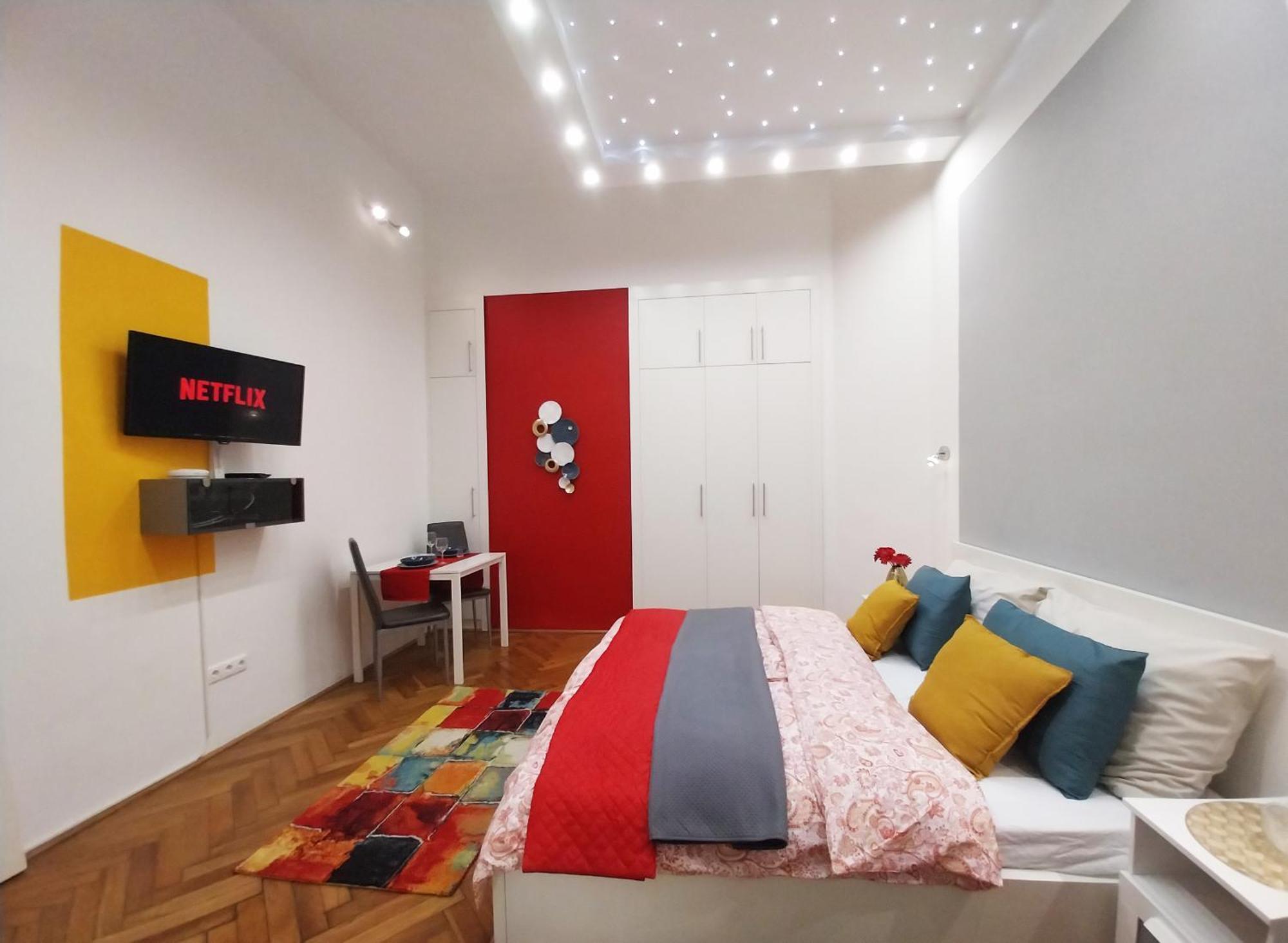 דירה King Bed & Cozy Lighting, Free Wifi In